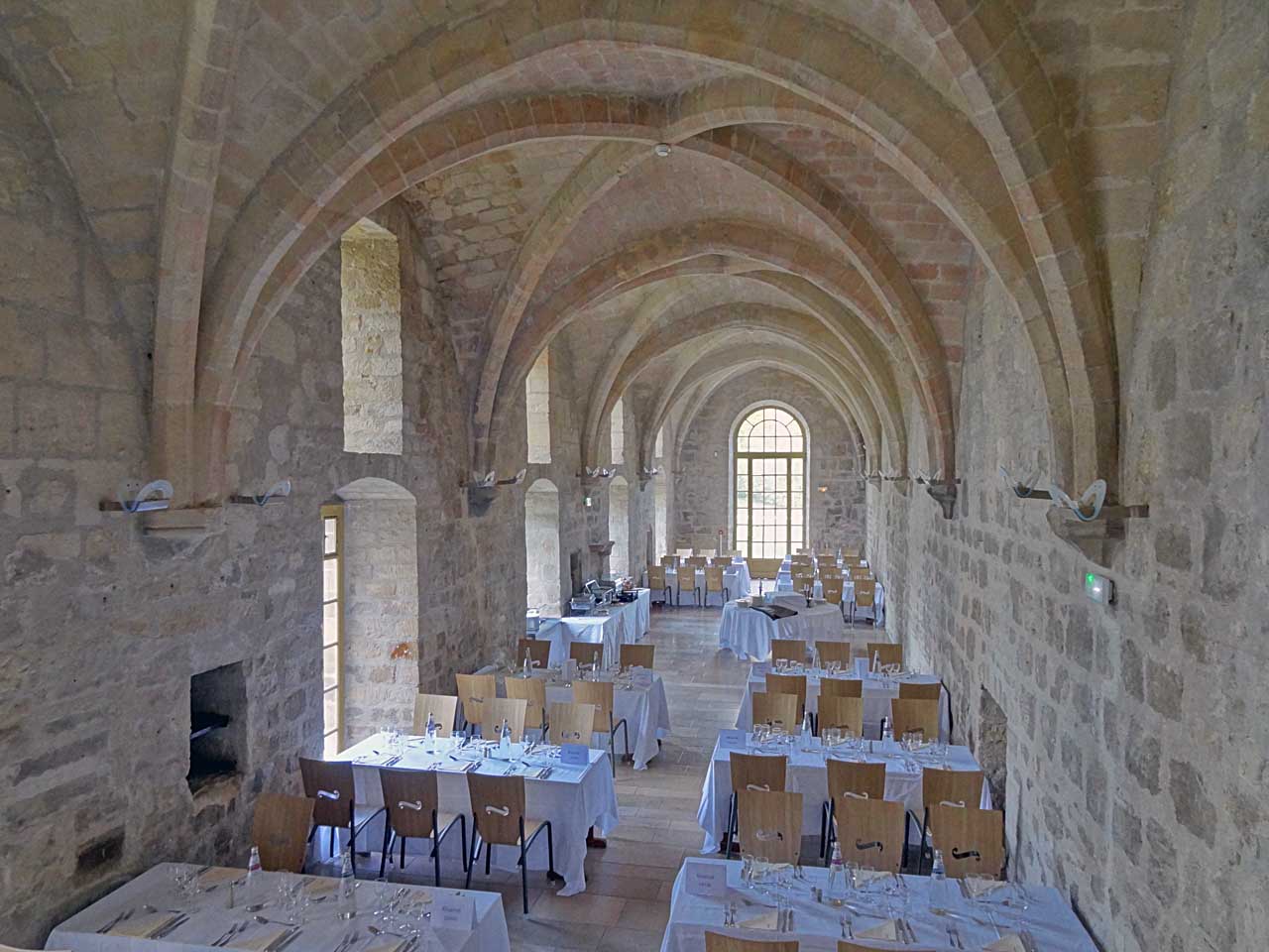 Salle à manger dans le bâtiment des latrines de l'abbaye de Royaumont