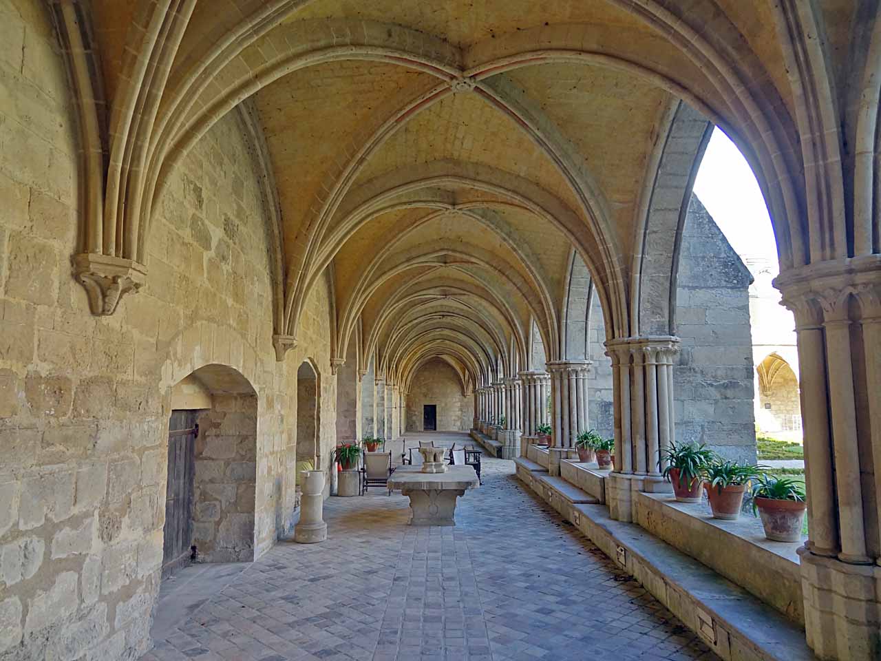 Galerie occidentale du cloître de l'abbaye de Royaumont