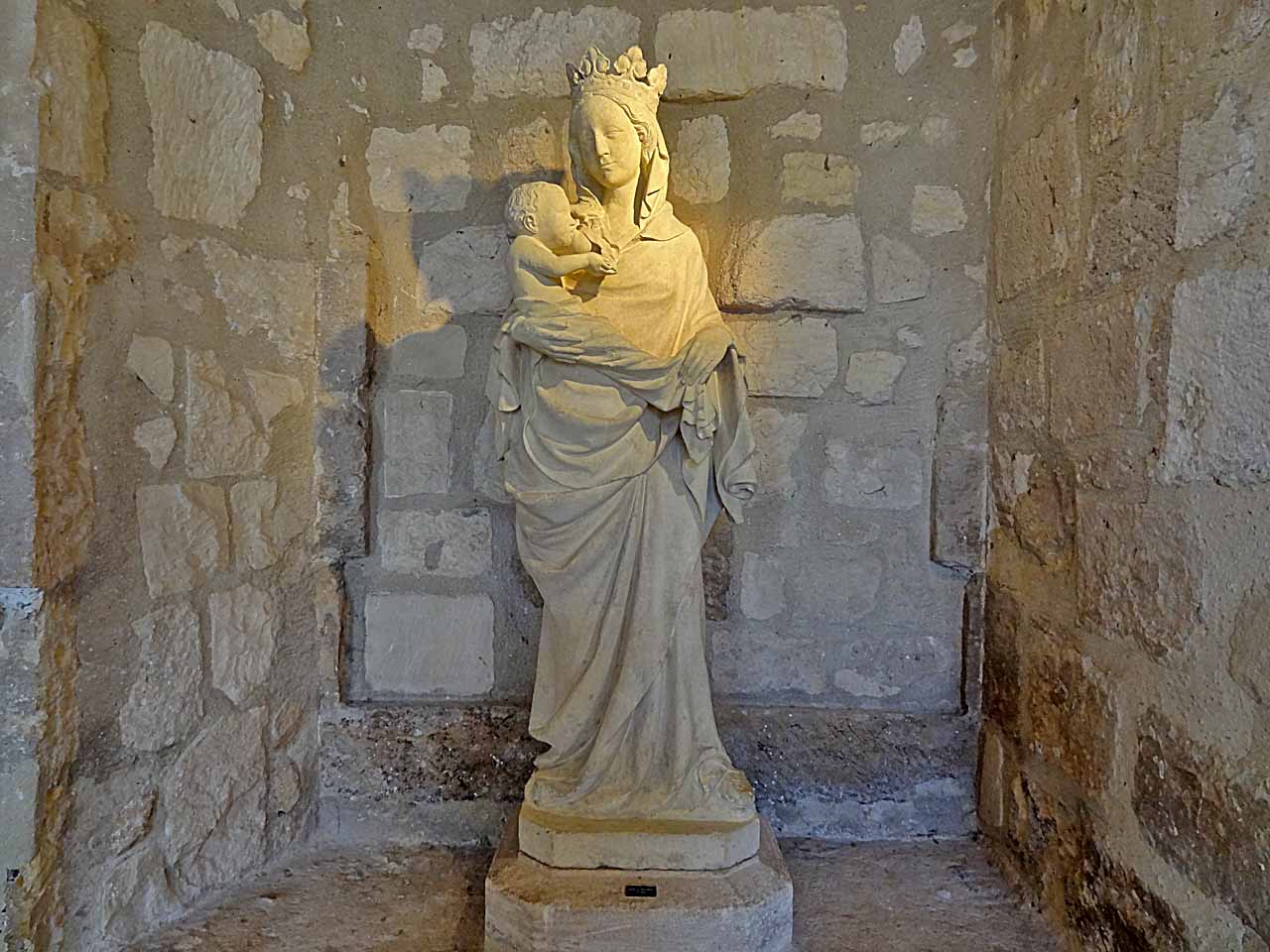 Statue de la Vierge de Royaumont ou Vierge allaitante, à l'abbaye de Royaumont
