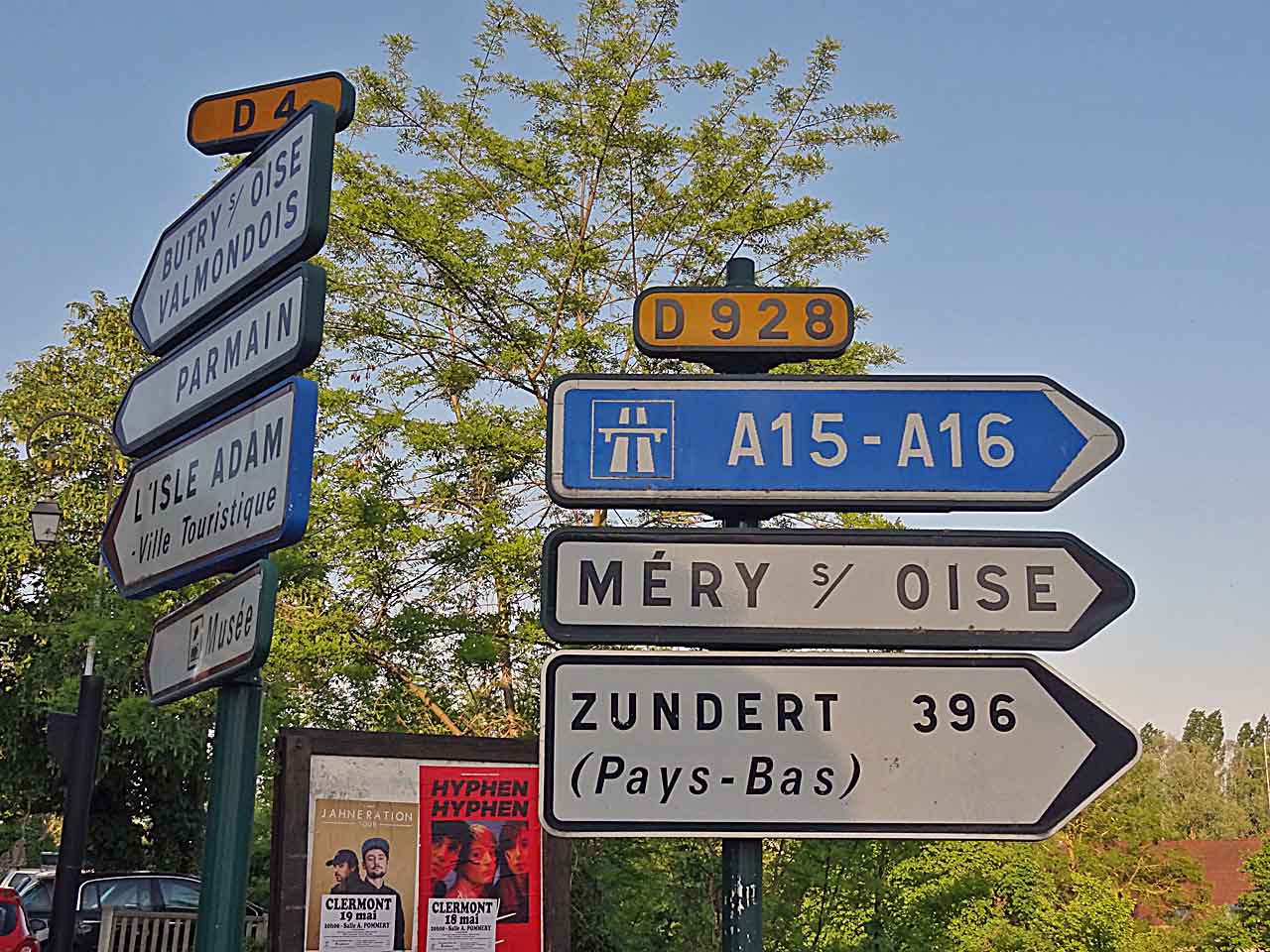 Panneaux routiers à l'entrée d'Auvers-sur-Oise