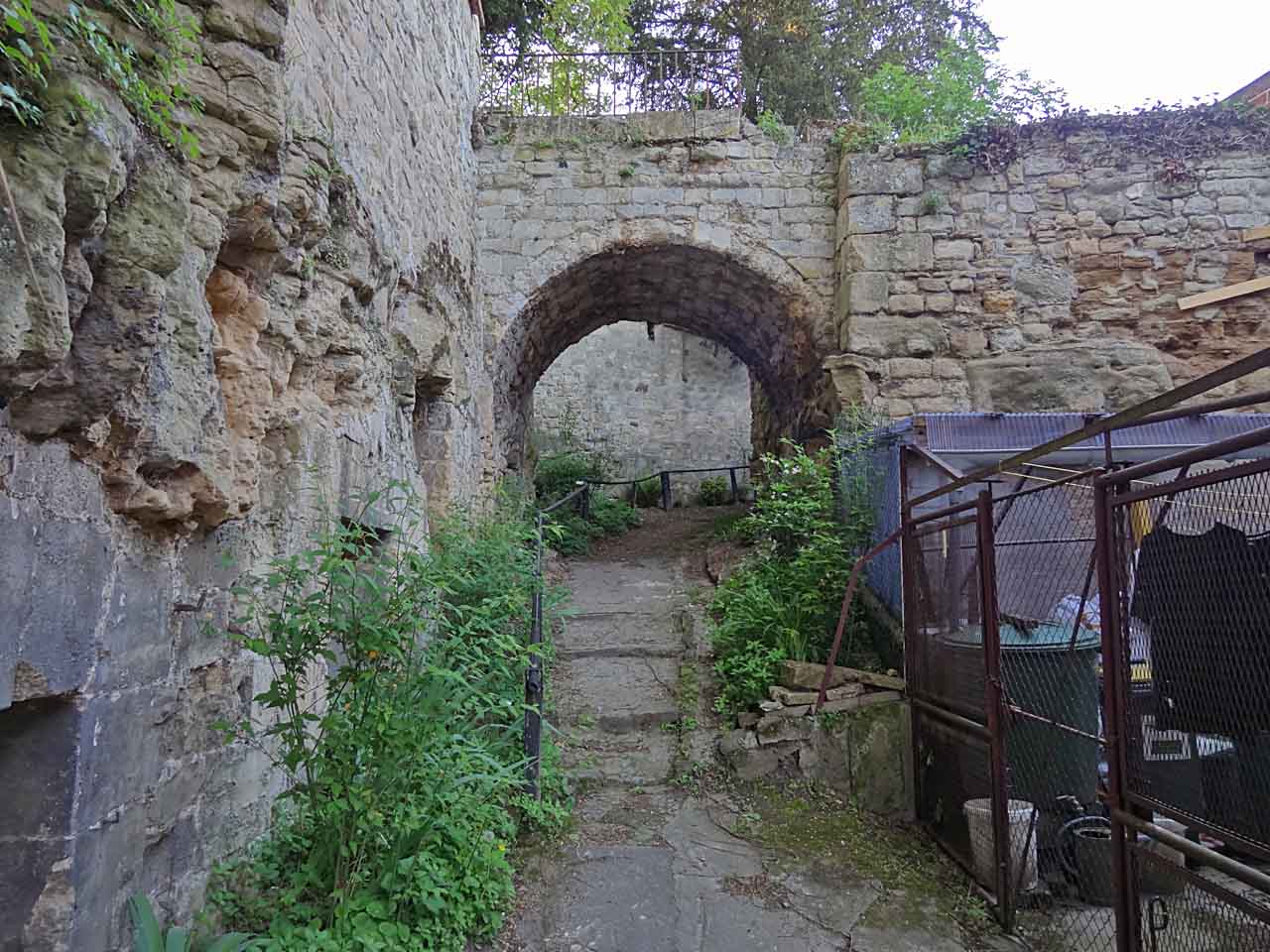 Pont médiéval rue Daubigny à Auvers-sur-Oise