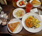 escalope panée et tarte salée à Stolovaya