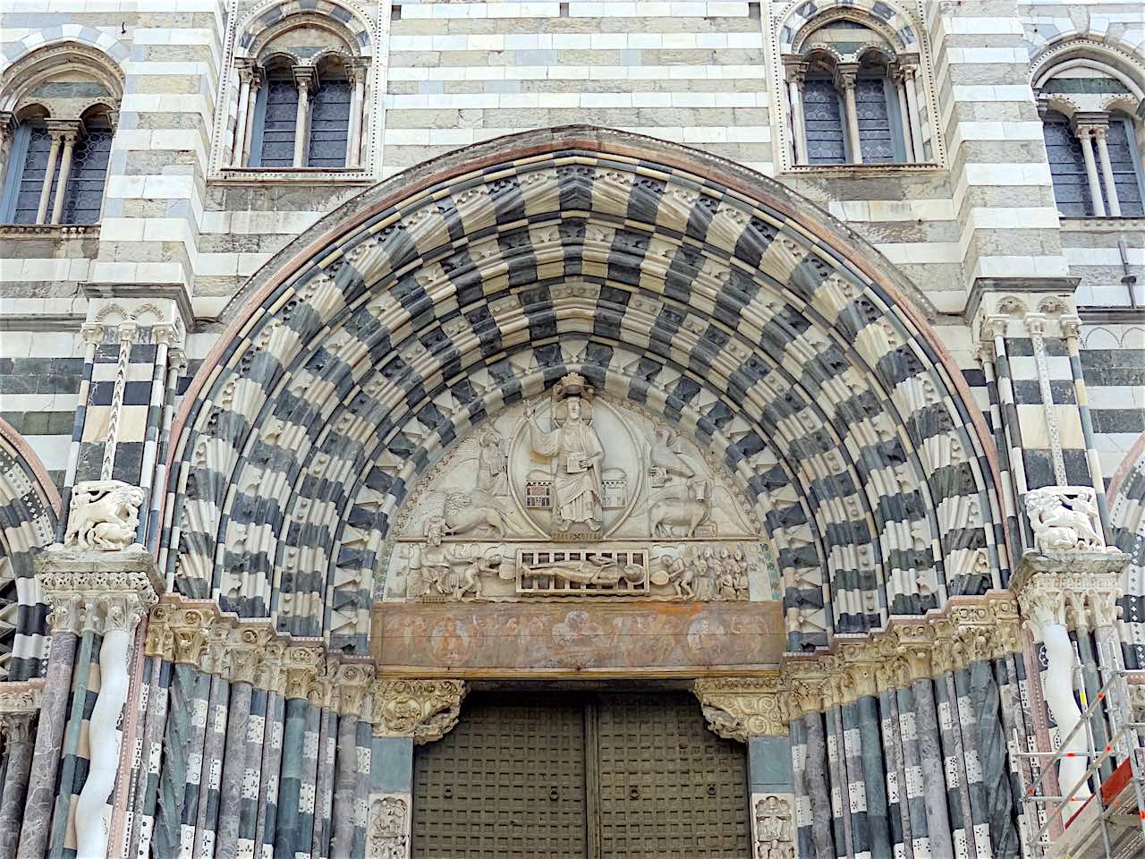 tympan du portail du Duomo de Gênes