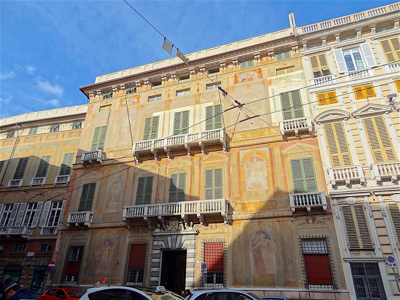 palais en trompe l'oeil sur la piazza Marose de Gênes
