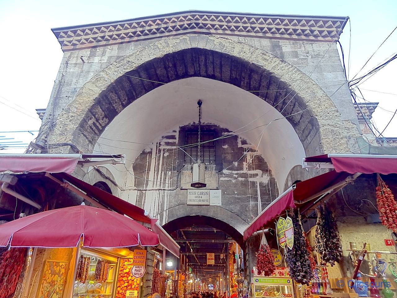 entrée du bazar aux épices à Istanbul