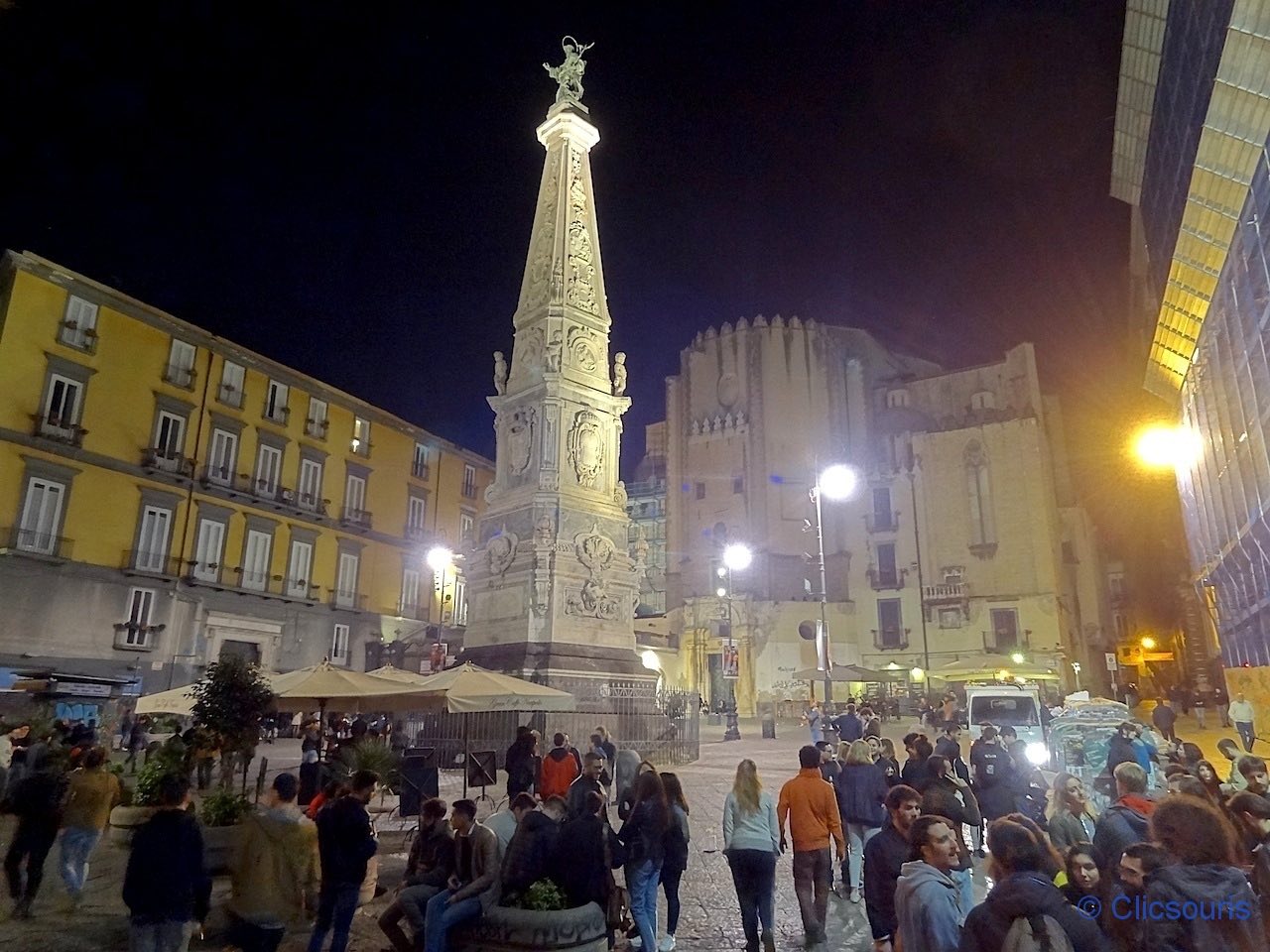 piazza San Domenico Maggiore de Naples de nuit