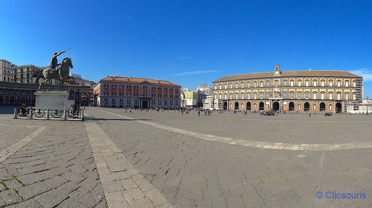 place du Plébiscite à Naples