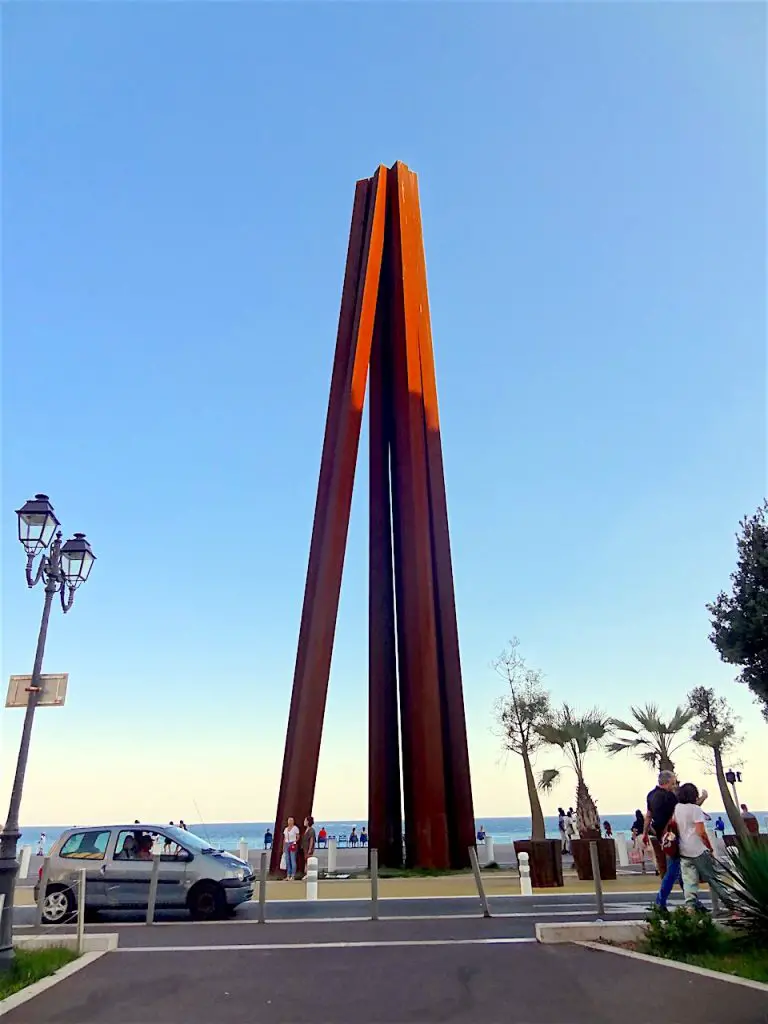 neuf lignes obliques à Nice