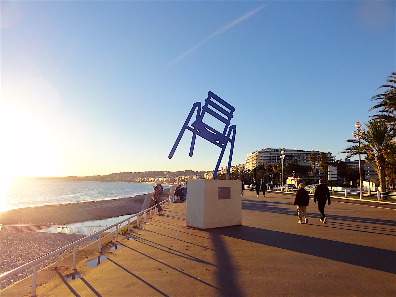 sculpture chaise bleue sur la Promenade des Anglais à Nice