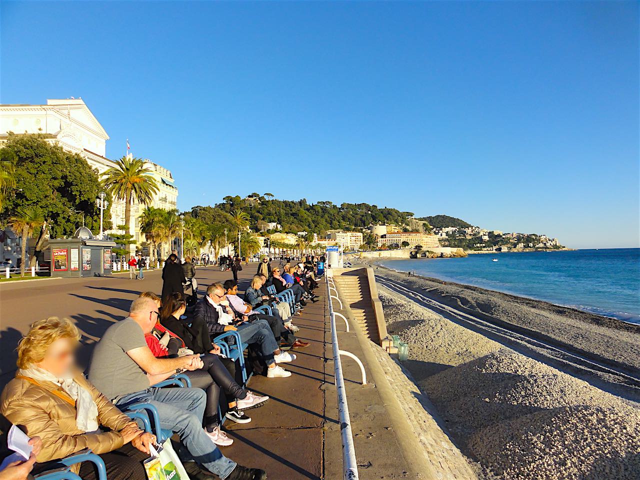 chaises bleues sur la promenade des Anglais à Nice