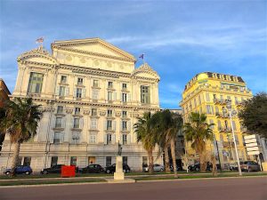 façade de l'opéra de Nice côté mer