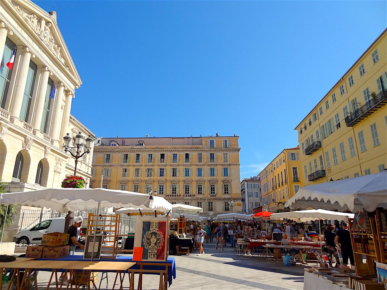 place du Palais à Nice