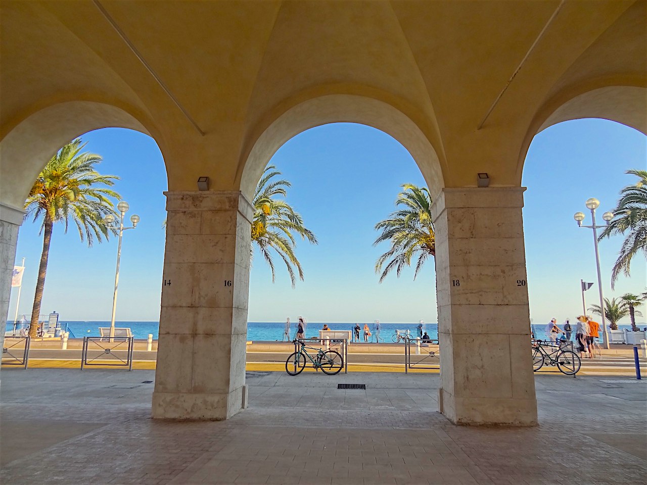 arcades sous les Ponchettes à Nice