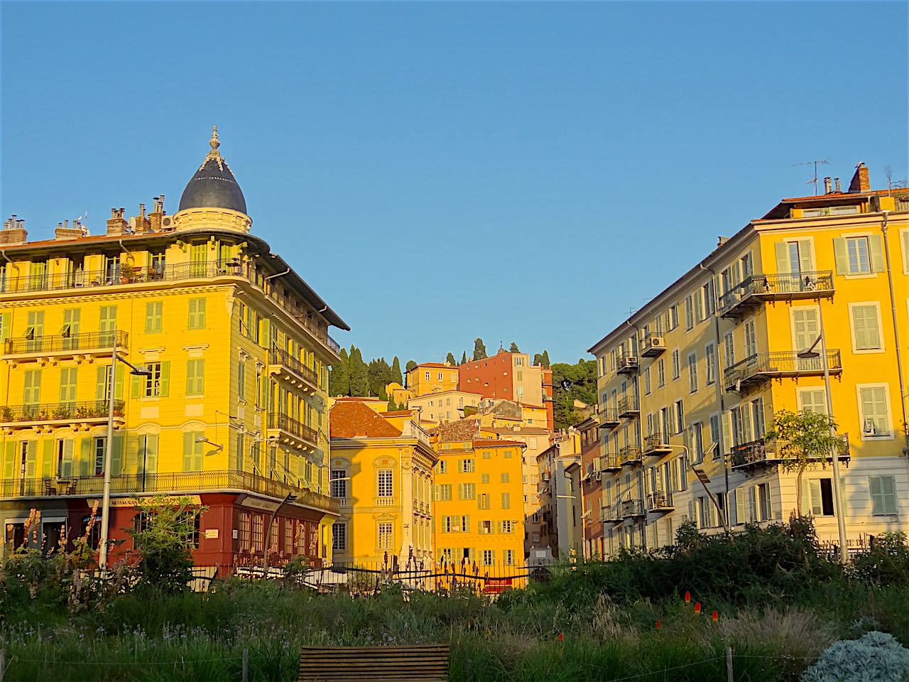 Place Saint-François depuis la promenade du Paillon à Nice
