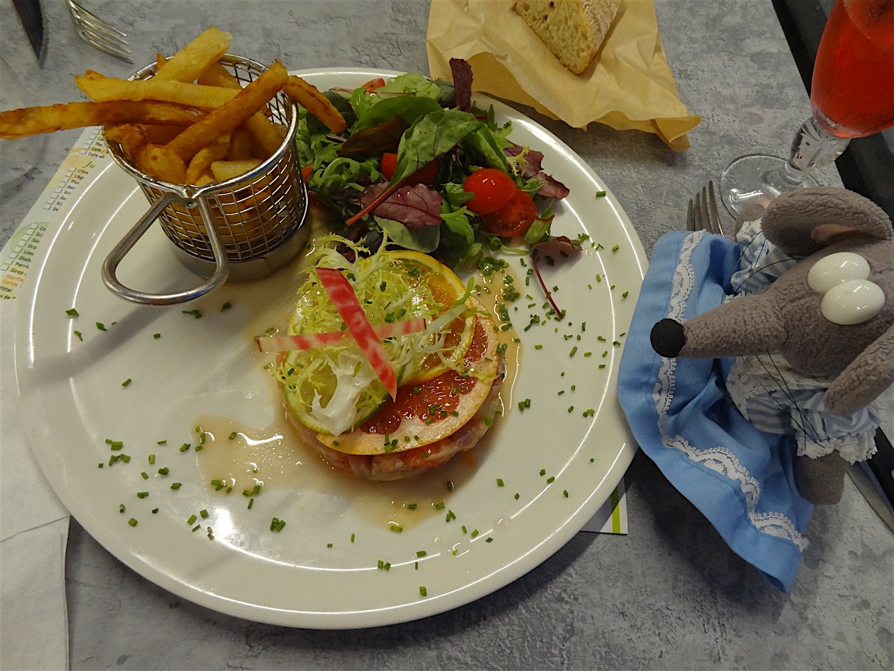 tartare de saumon aux agrumes et frites maison