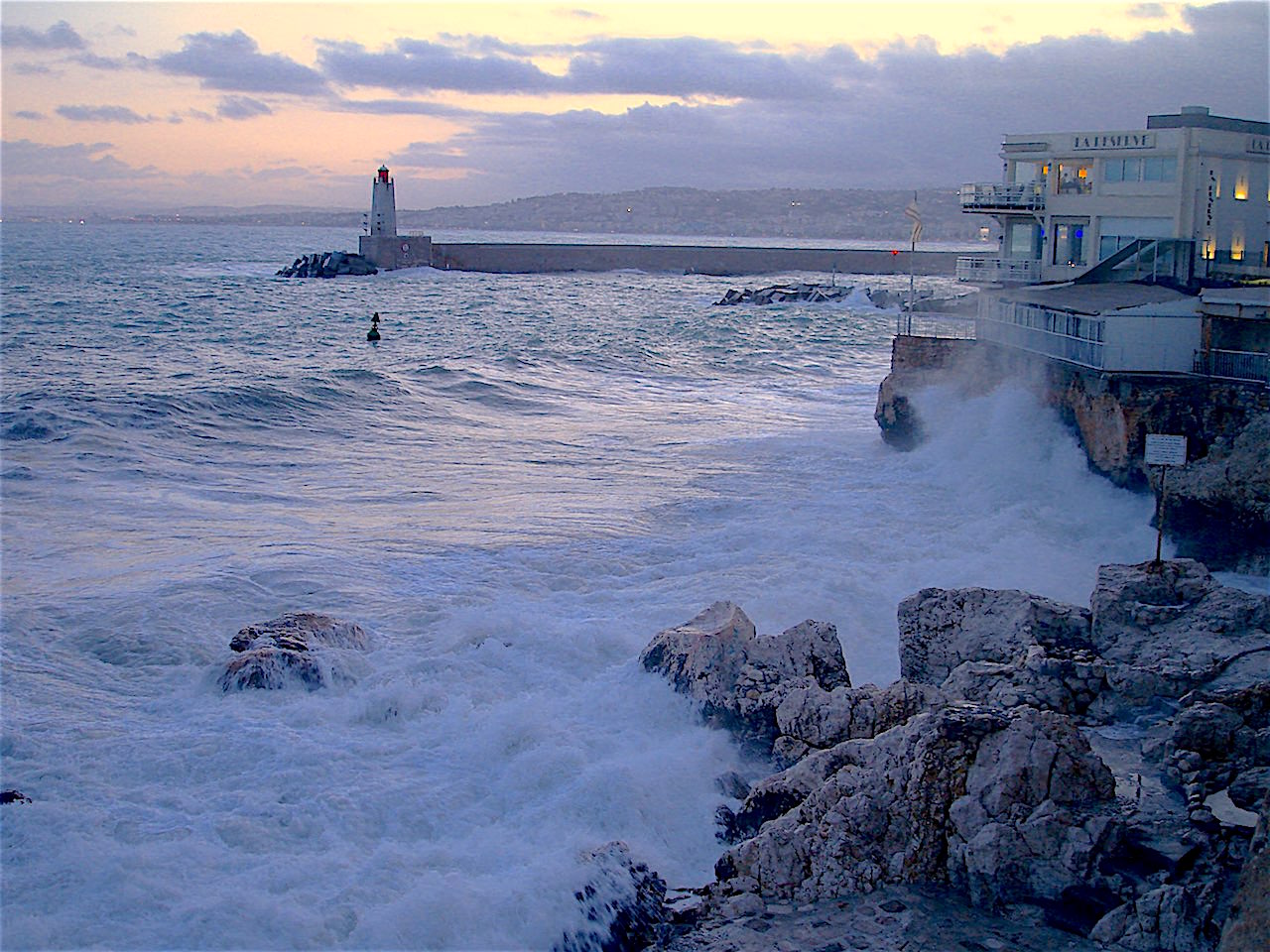 mer agitée à Nice