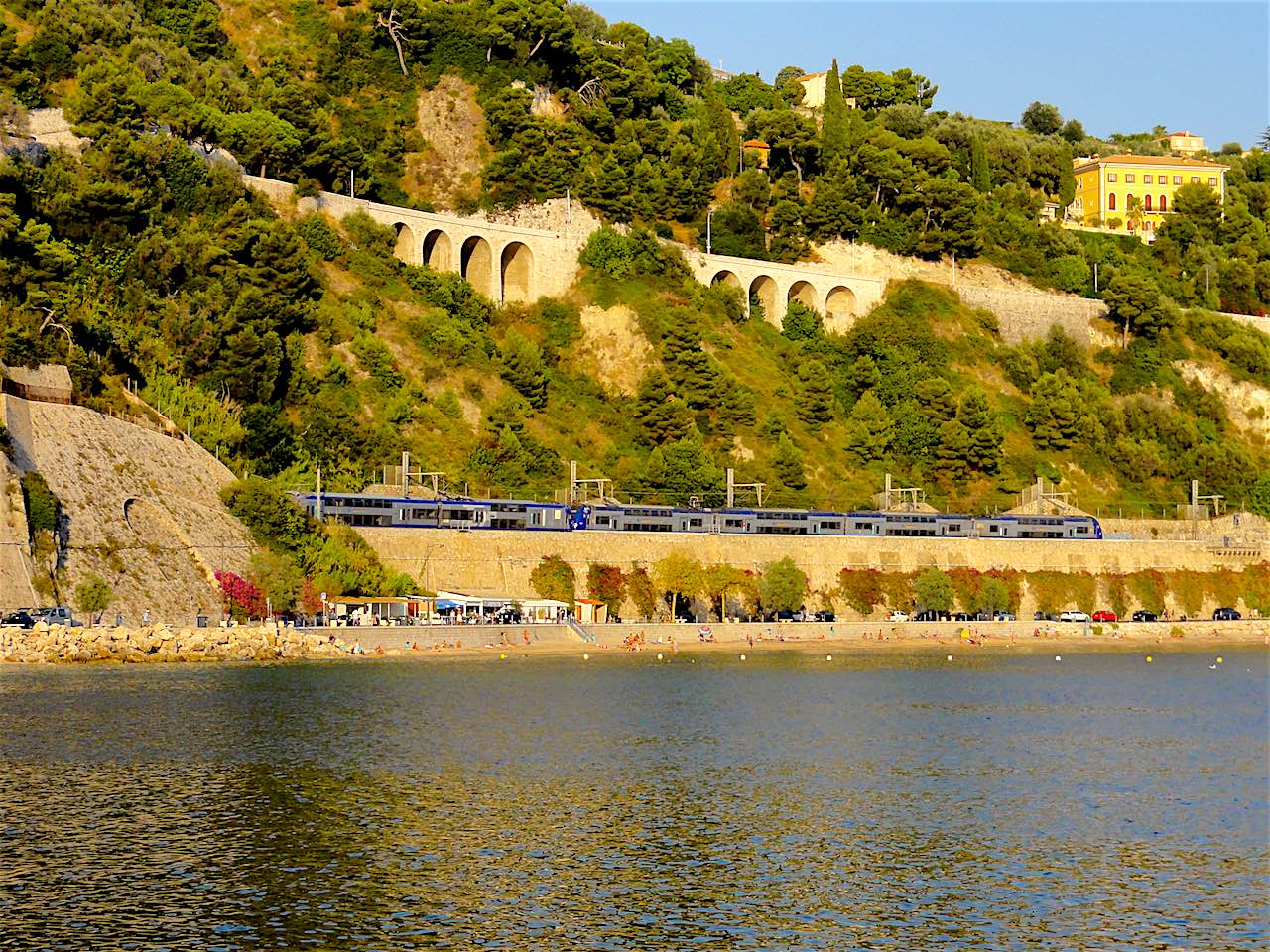 un train à Villefranche-sur-Mer