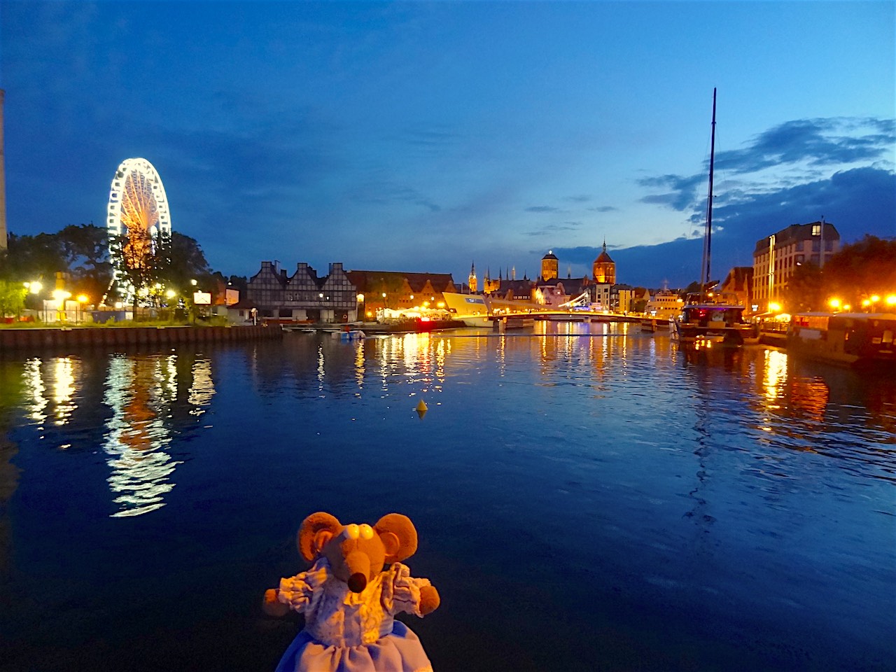 vue sur les quais de Gdańsk à la tombée de la nuit