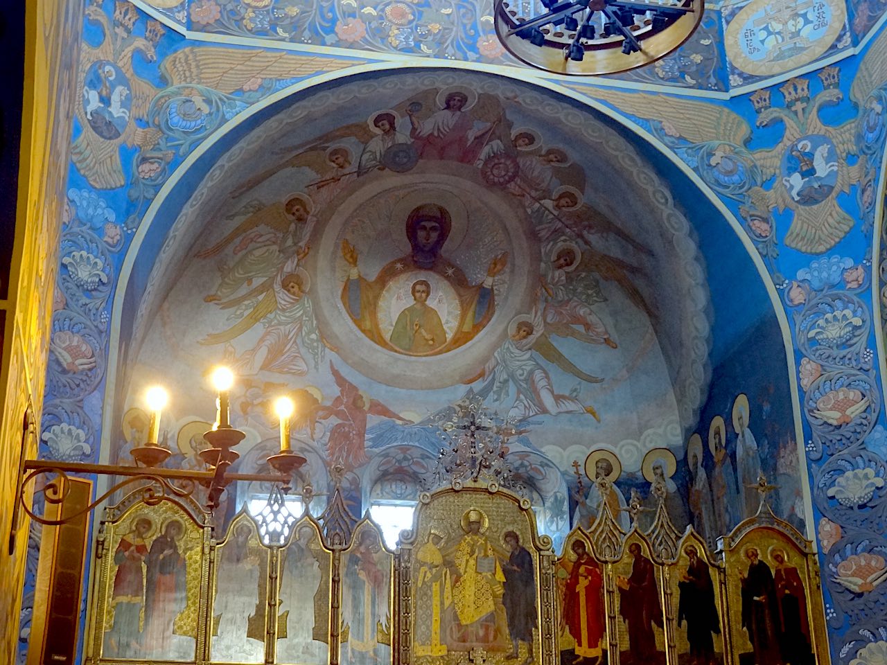 intérieur de l'église russe à Nice