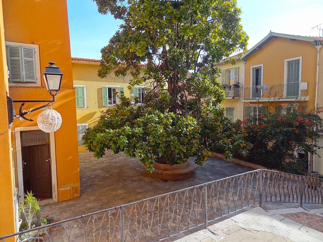 place de l'église à Villefranche-sur-Mer