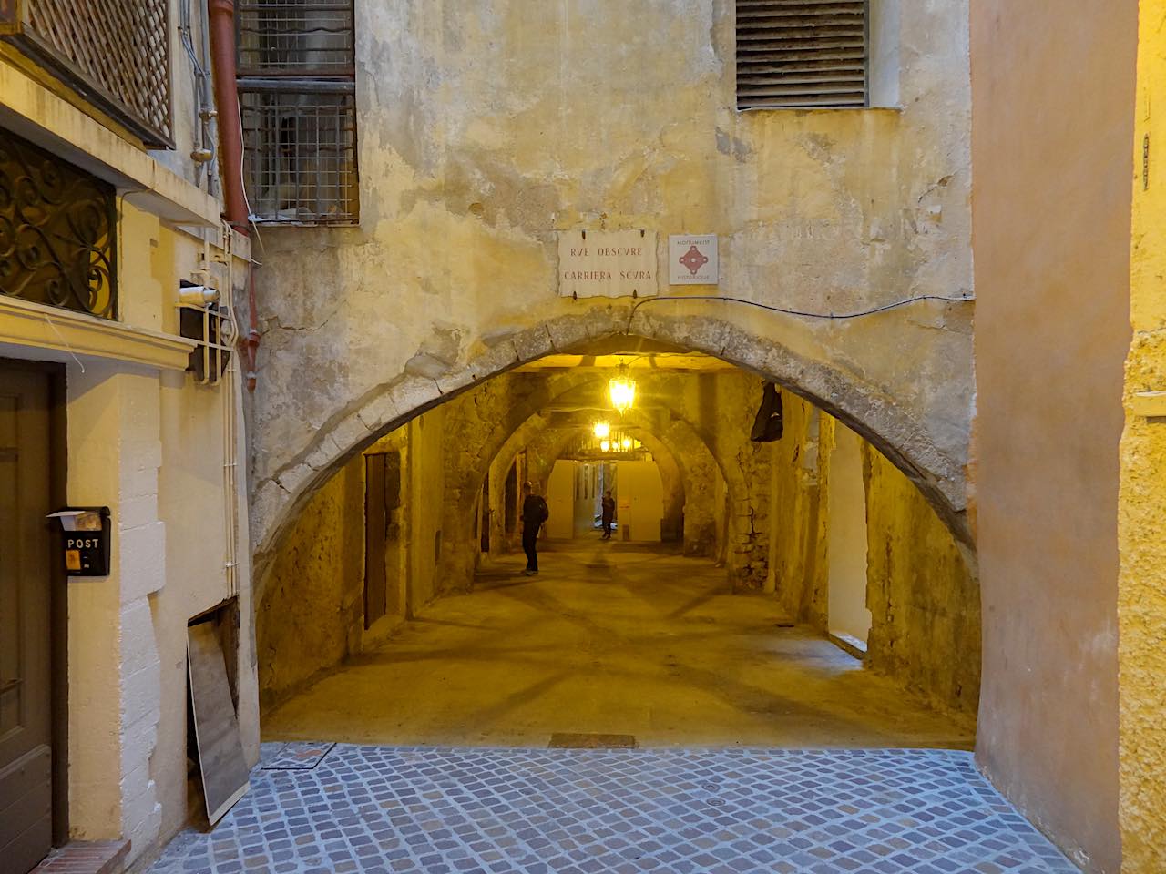 rue obscure à Villefranche-sur-Mer 