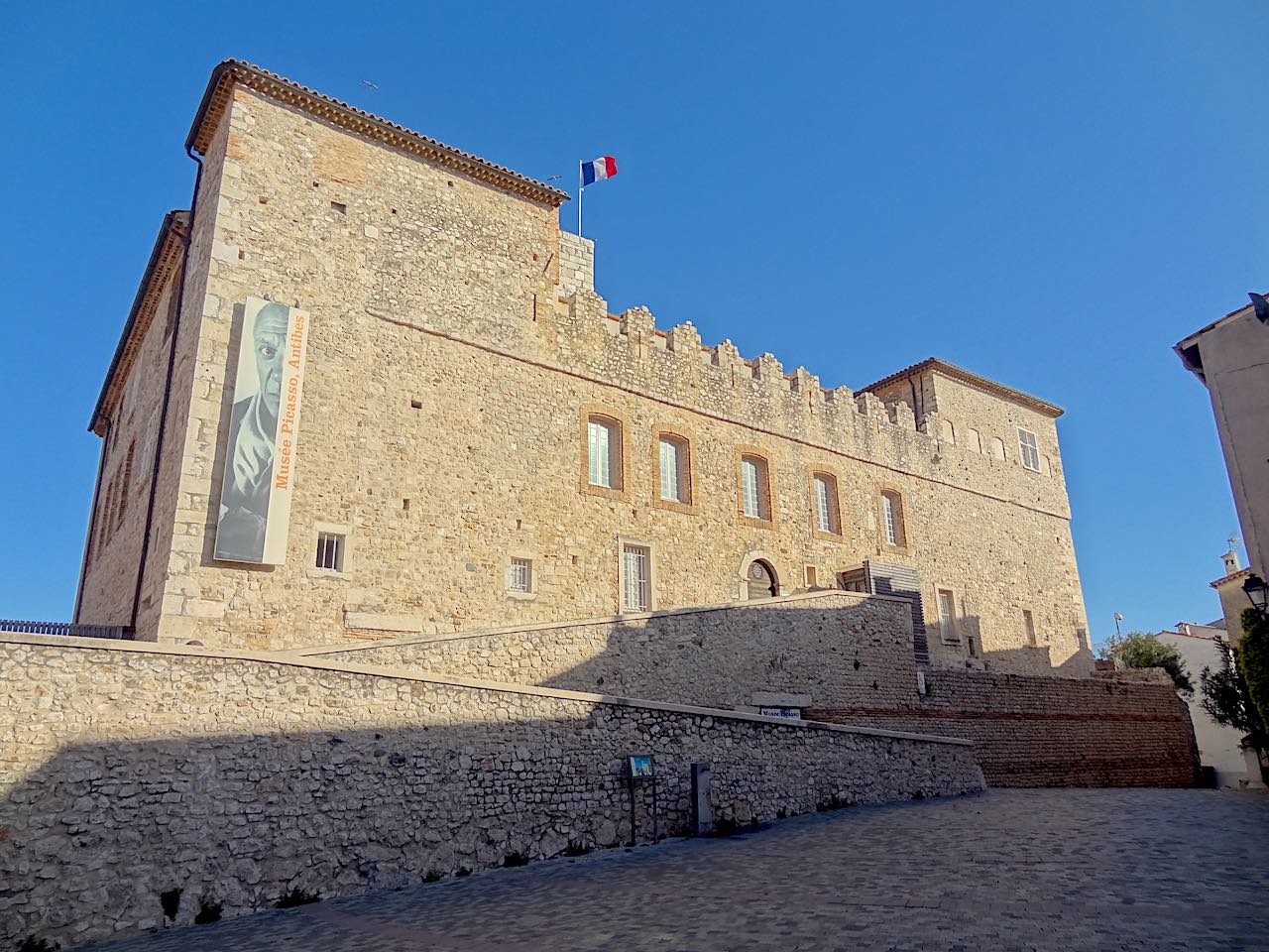 château grimaldi/musée Picasso d'Antibes côté ville