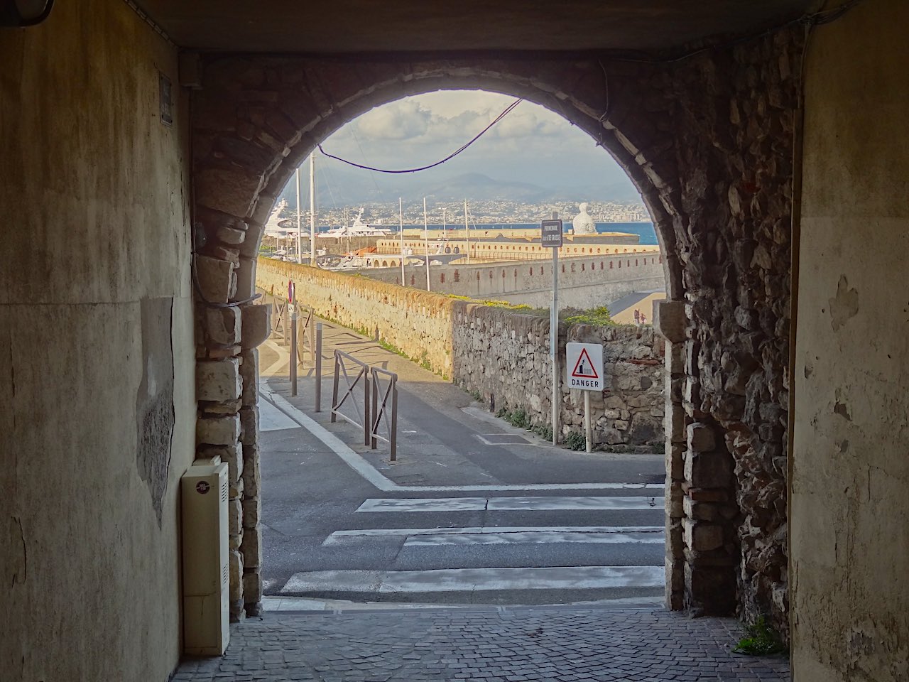 porte donnant sur le port d'antibes