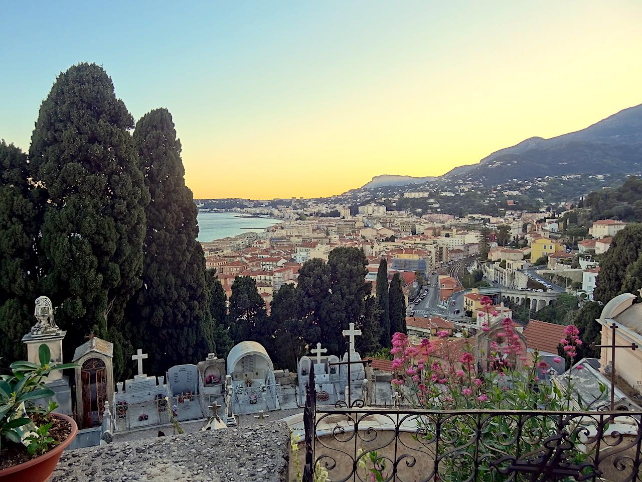 vue de menton depuis le cimetière