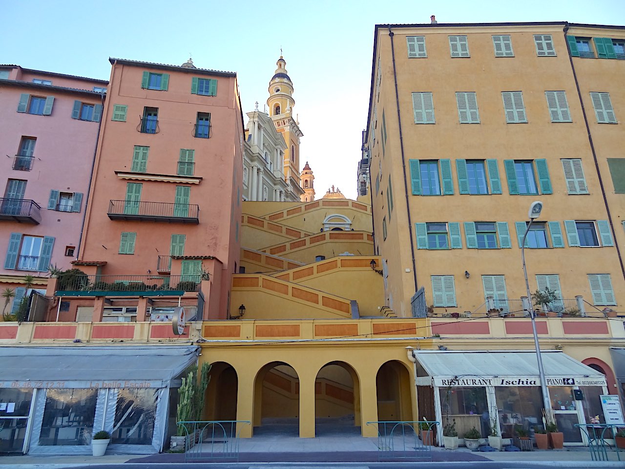 escaliers menant à la basilique de Menton