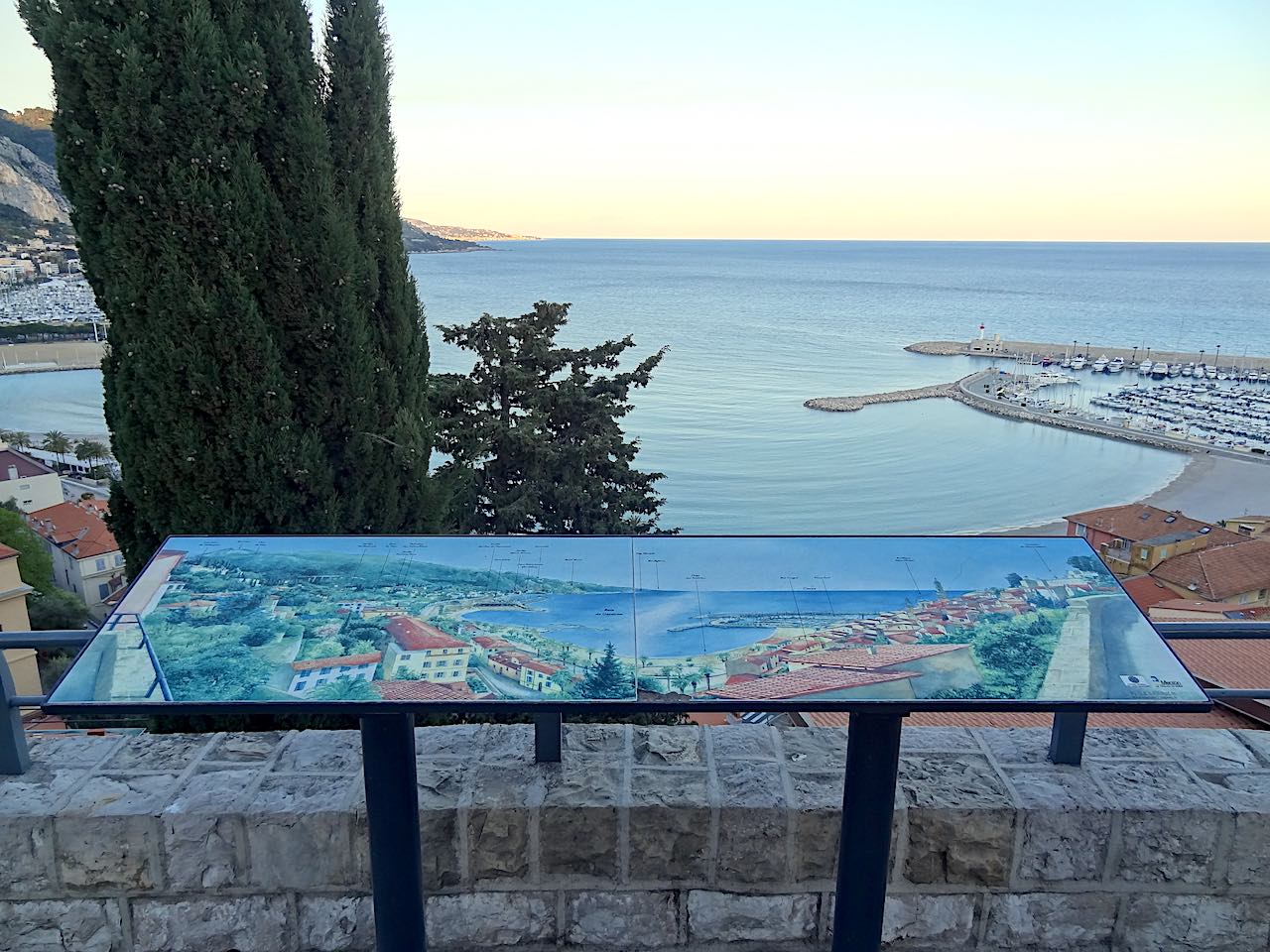 vue de menton depuis le cimetière