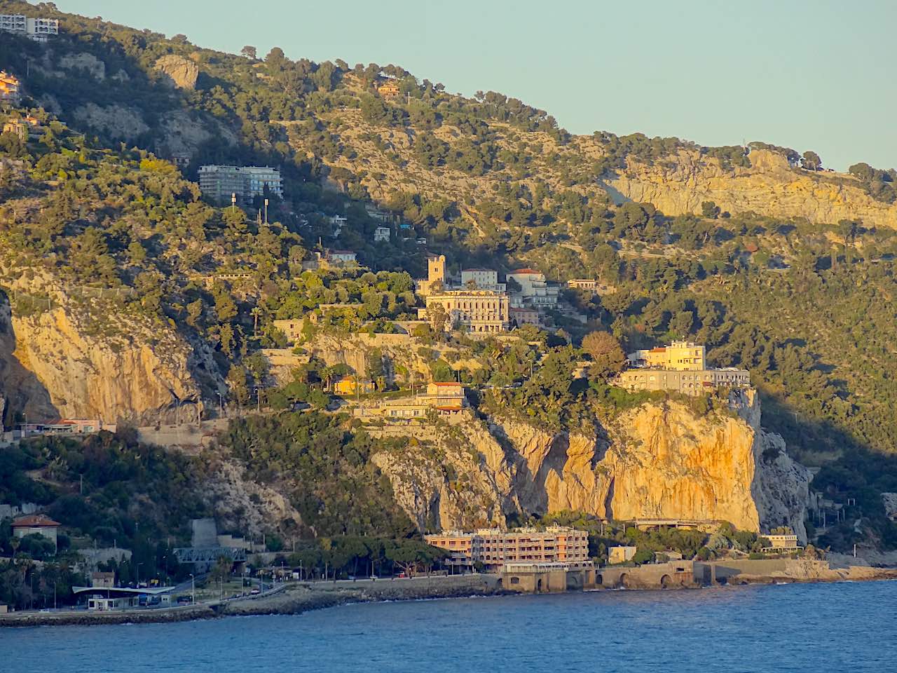 vue de menton depuis le cimetière