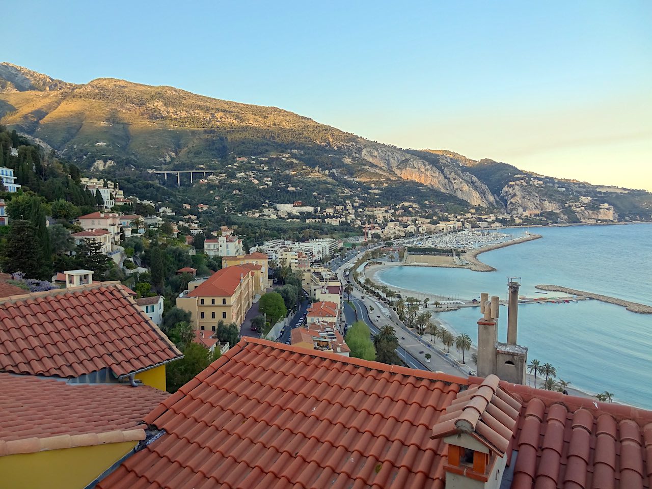 vue de menton depuis le cimetière