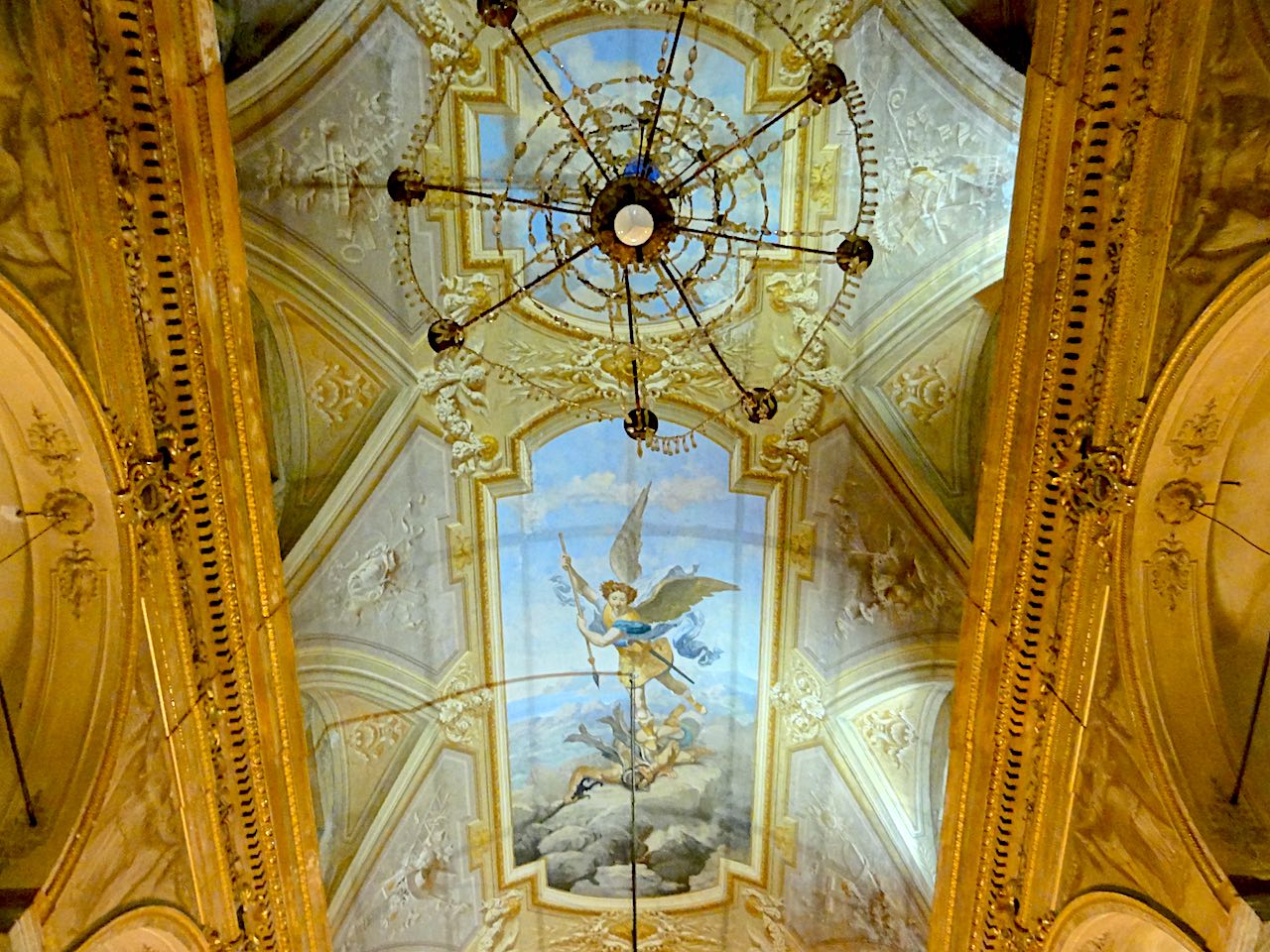plafond de la basilique de Menton