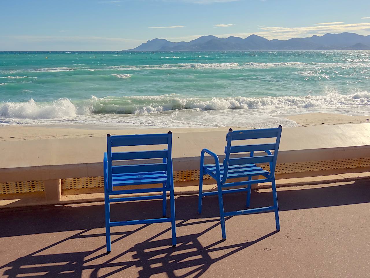 chaises bleues sur la Croisette à Cannes