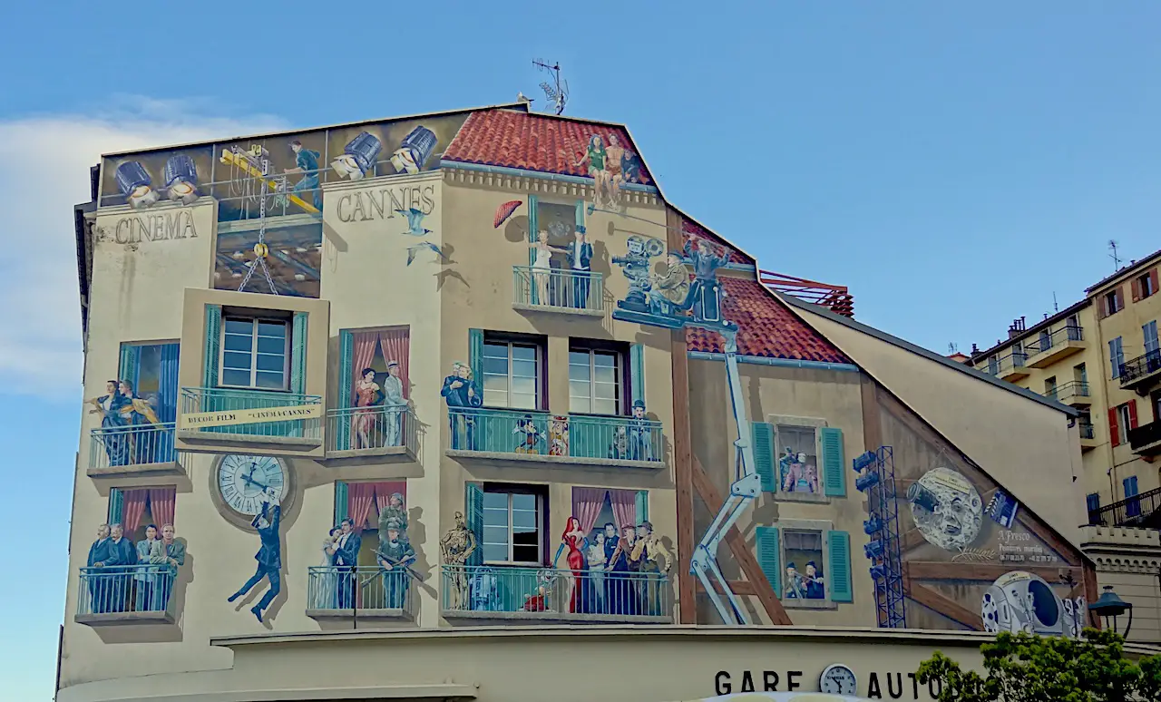 mur peint de la gare routière de Cannes