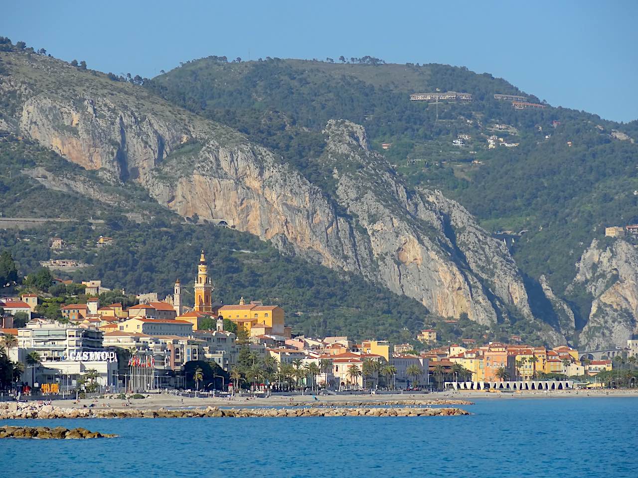 vieille ville de Menton et bord de mer