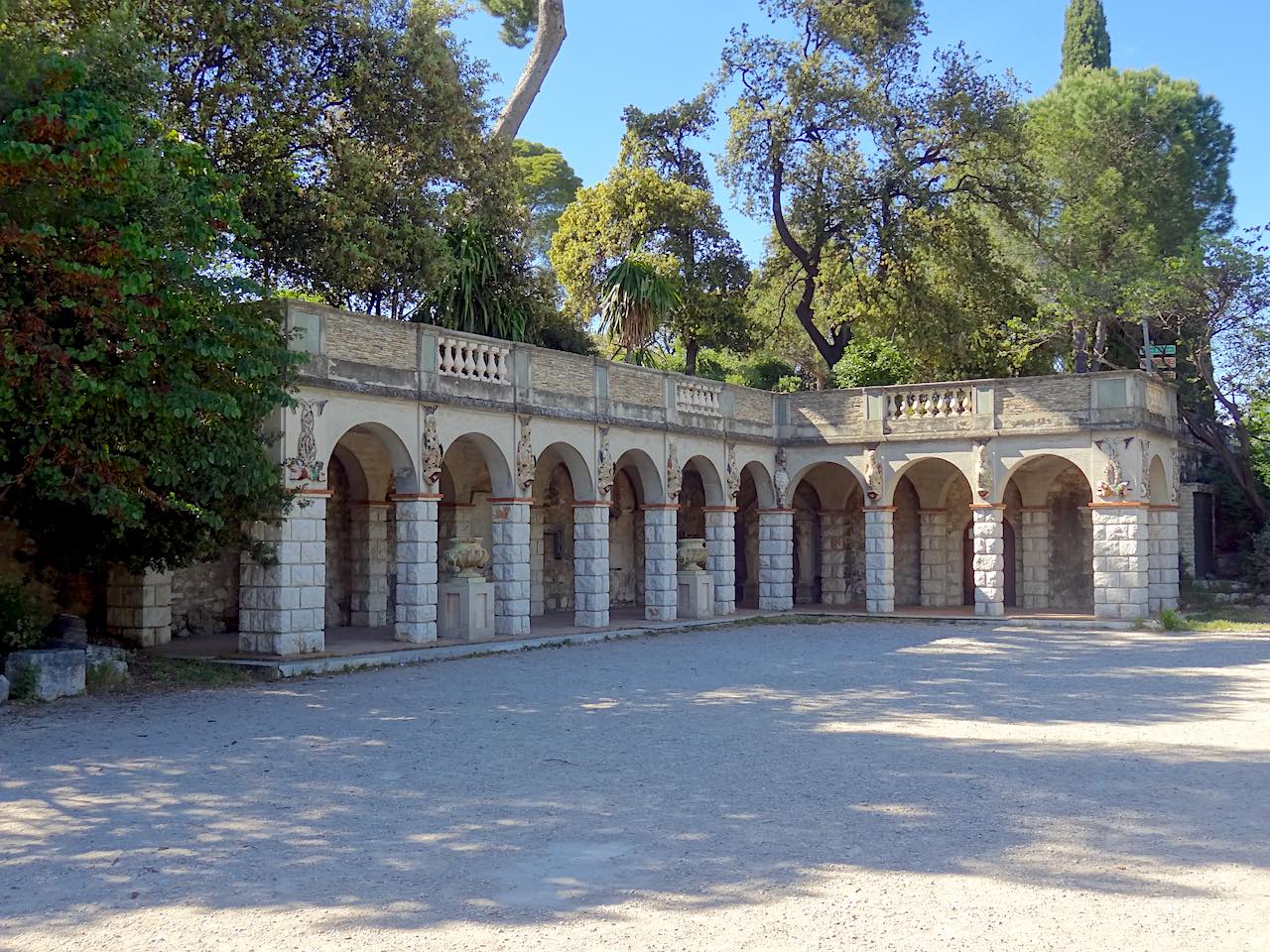 colonnade de la colline du château de Nice