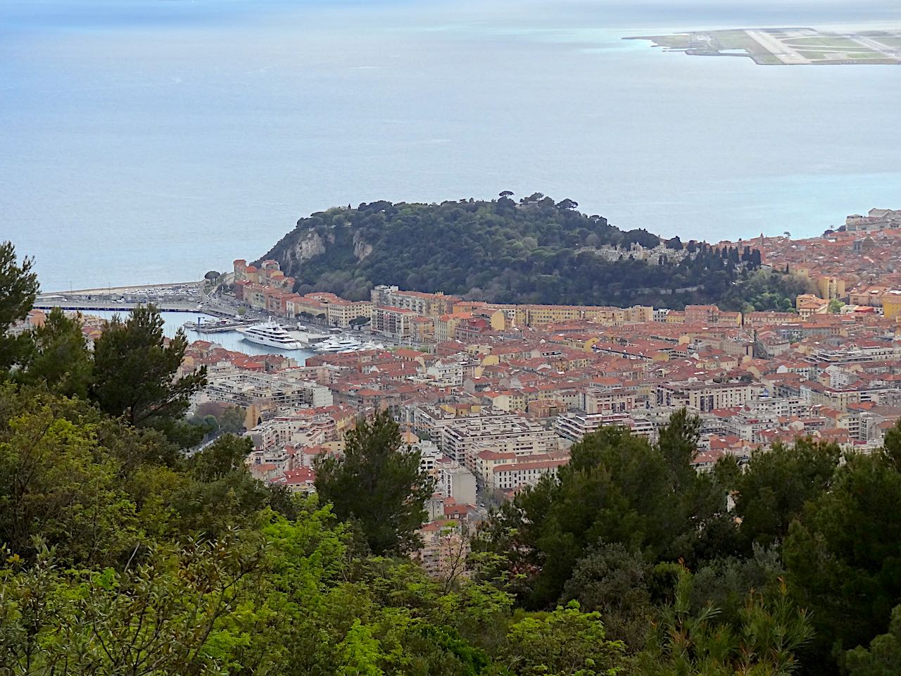 colline du château de Nice vue depuis le parc du Vinaigrier