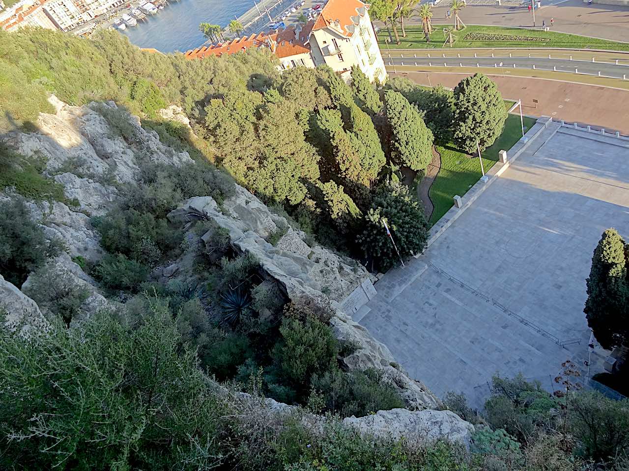 Monument aux morts, en contrebas de la colline du château de Nice