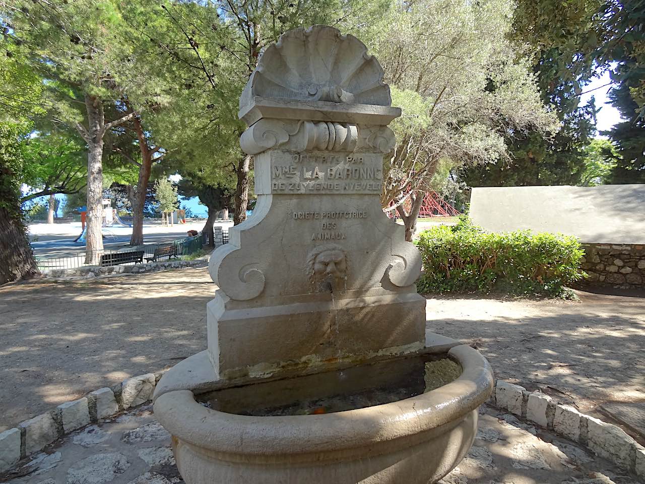 fontaine sur la colline du château de Nice