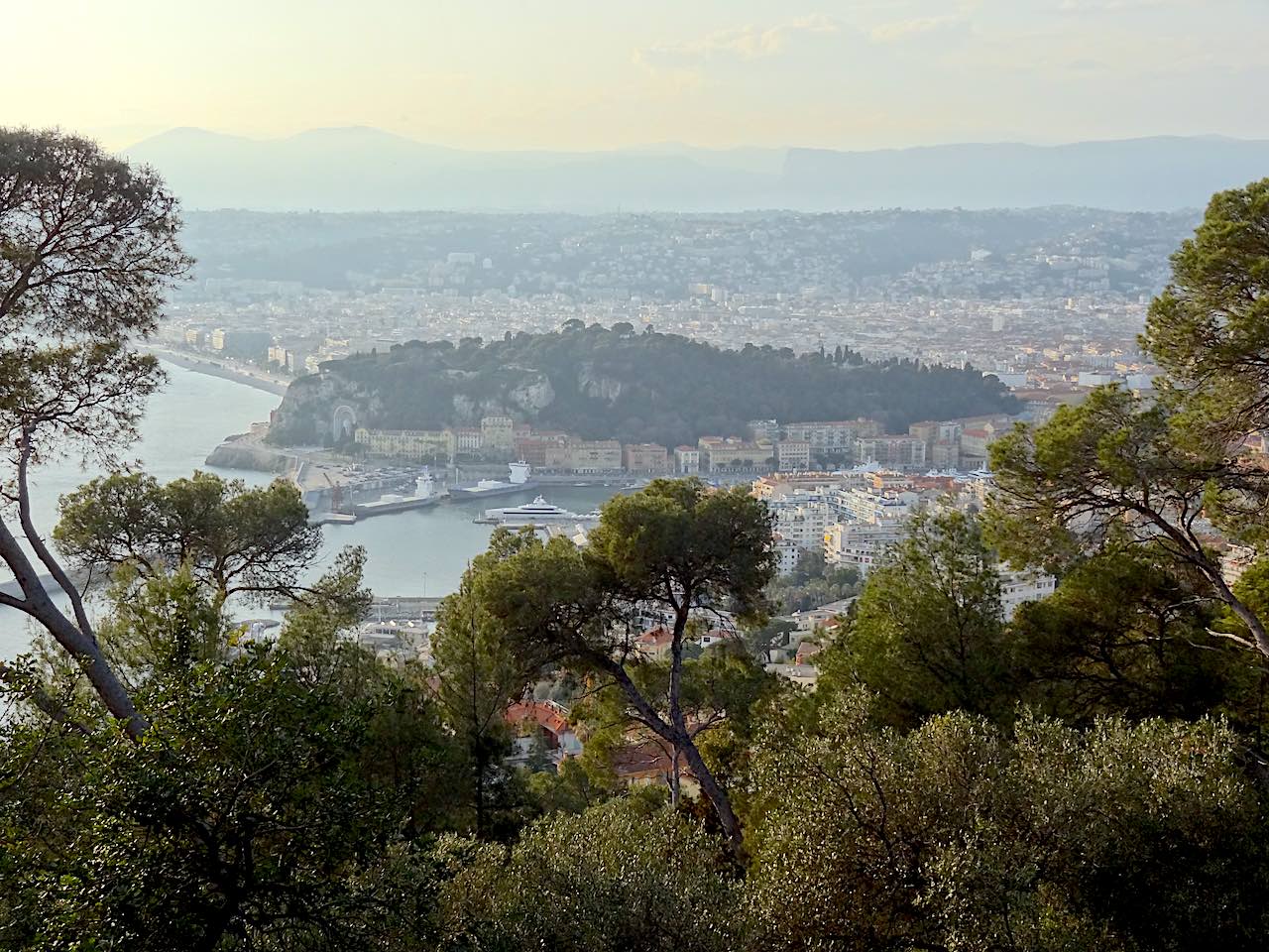 colline du chateau de Nice vue depuis le Mont Boron