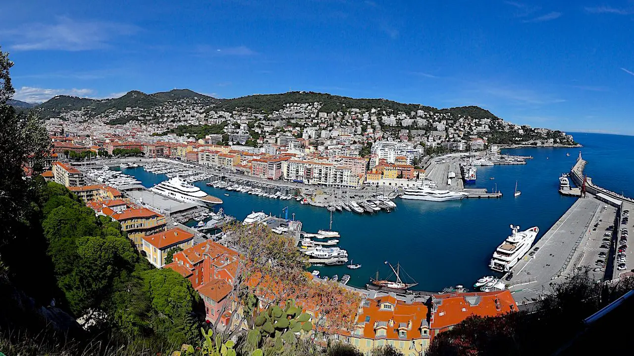 port Lympia à Nice vu depuis la colline du château