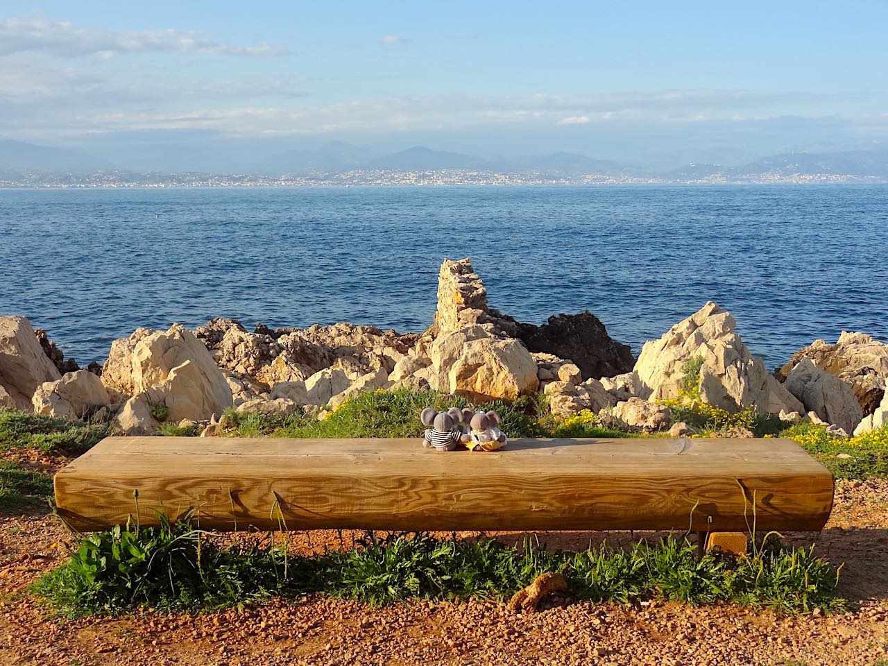 vue sur la Baie des Anges depuis le sentier de Tire-Poil