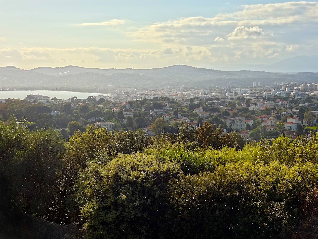 vue sur antibes depuis le phare de la Garoupe