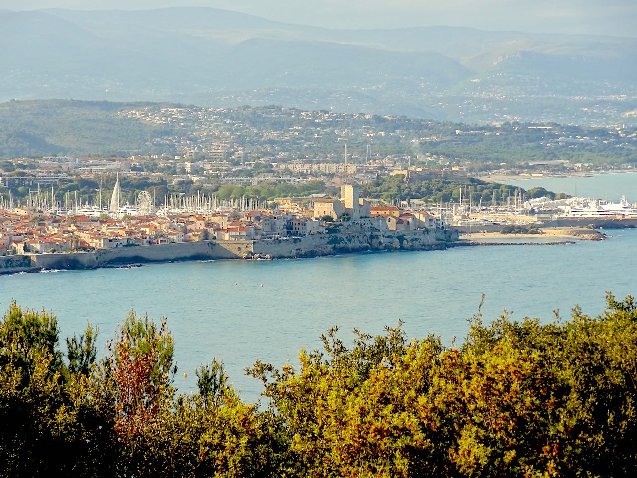 vue sur antibes depuis le phare de la Garoupe