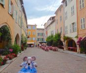 place des Arcades à Biot