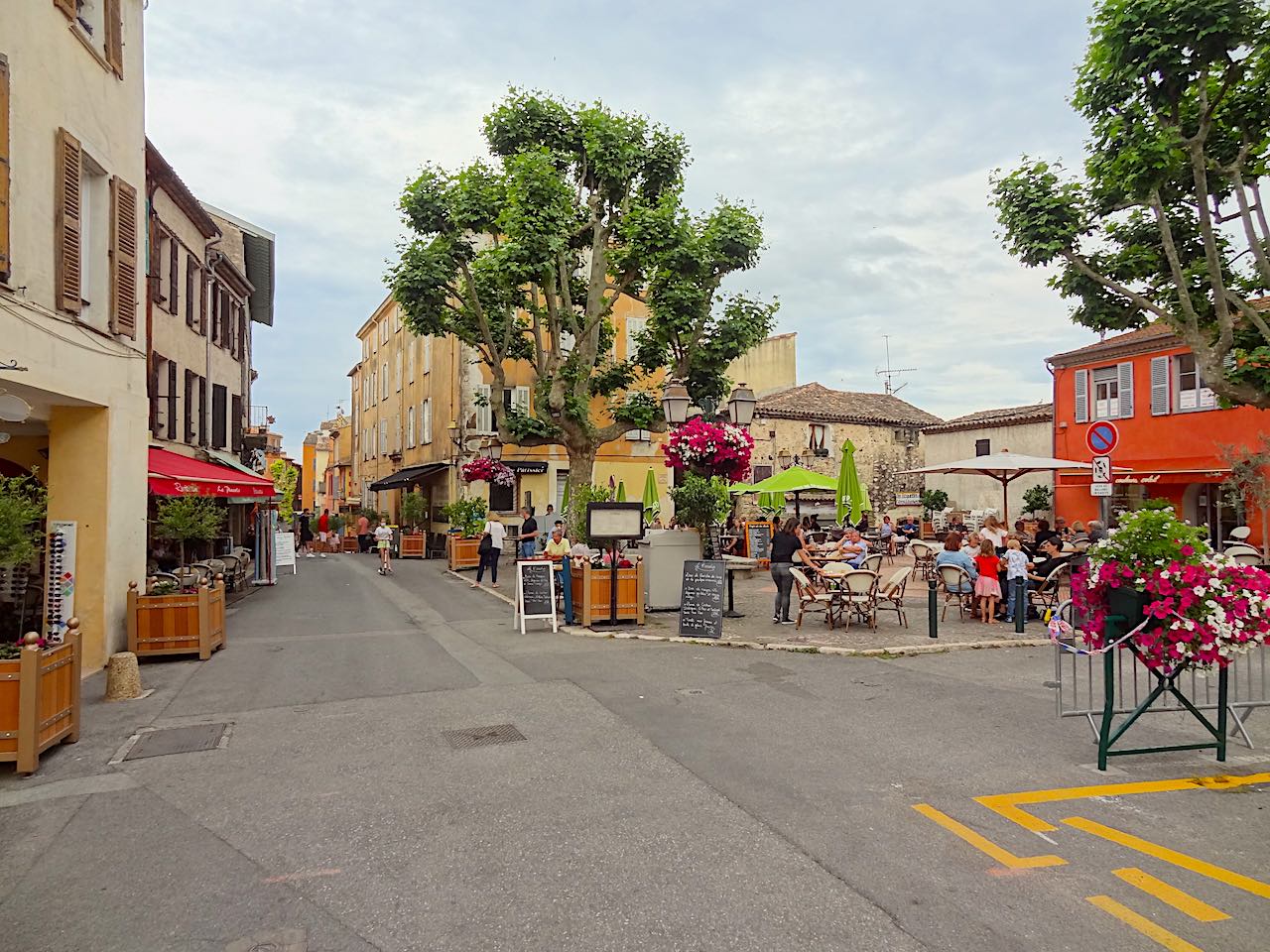 place du général de Gaulle à Biot