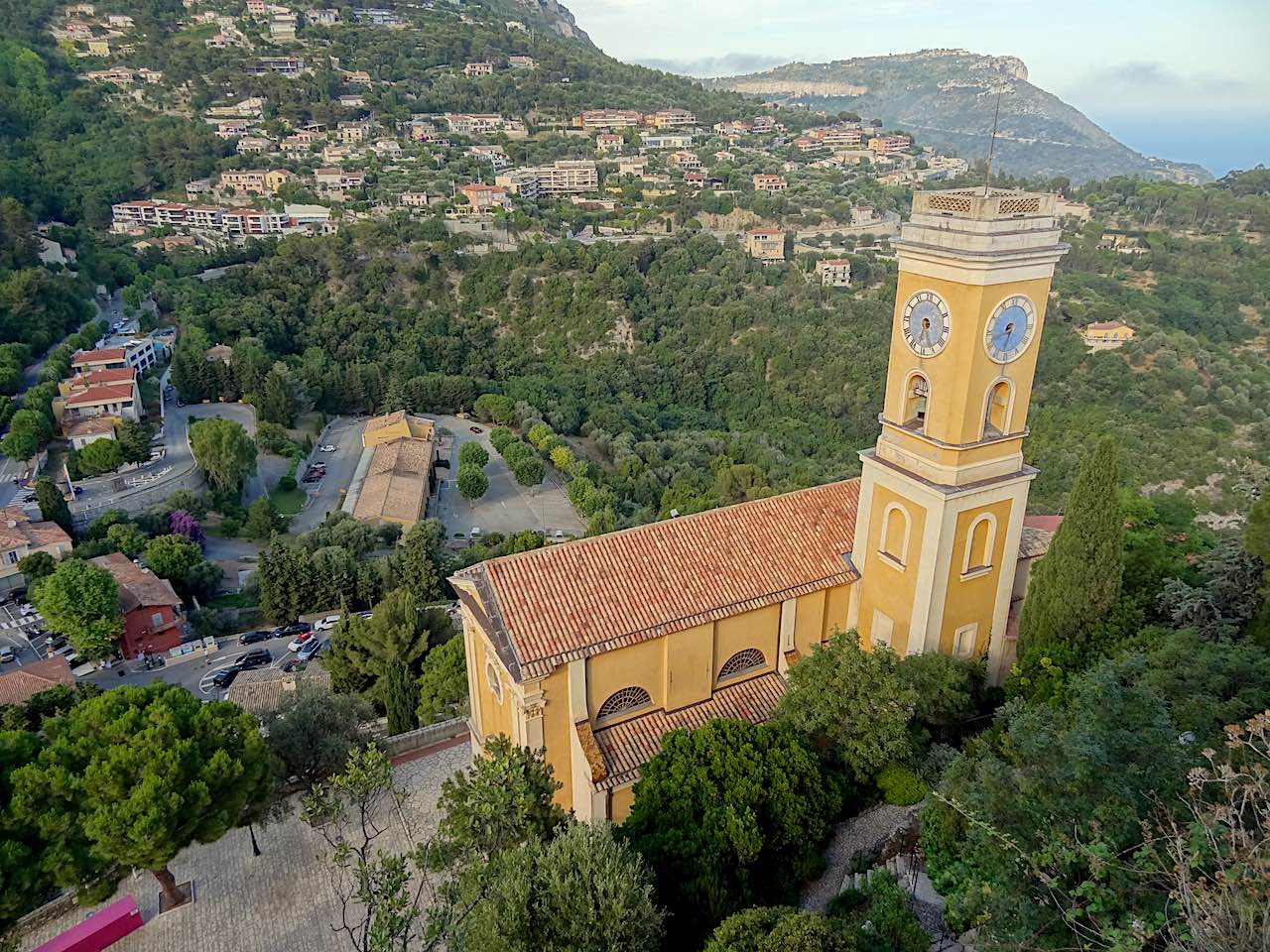 Vue de l'église depuis le jardin exotique d'Èze