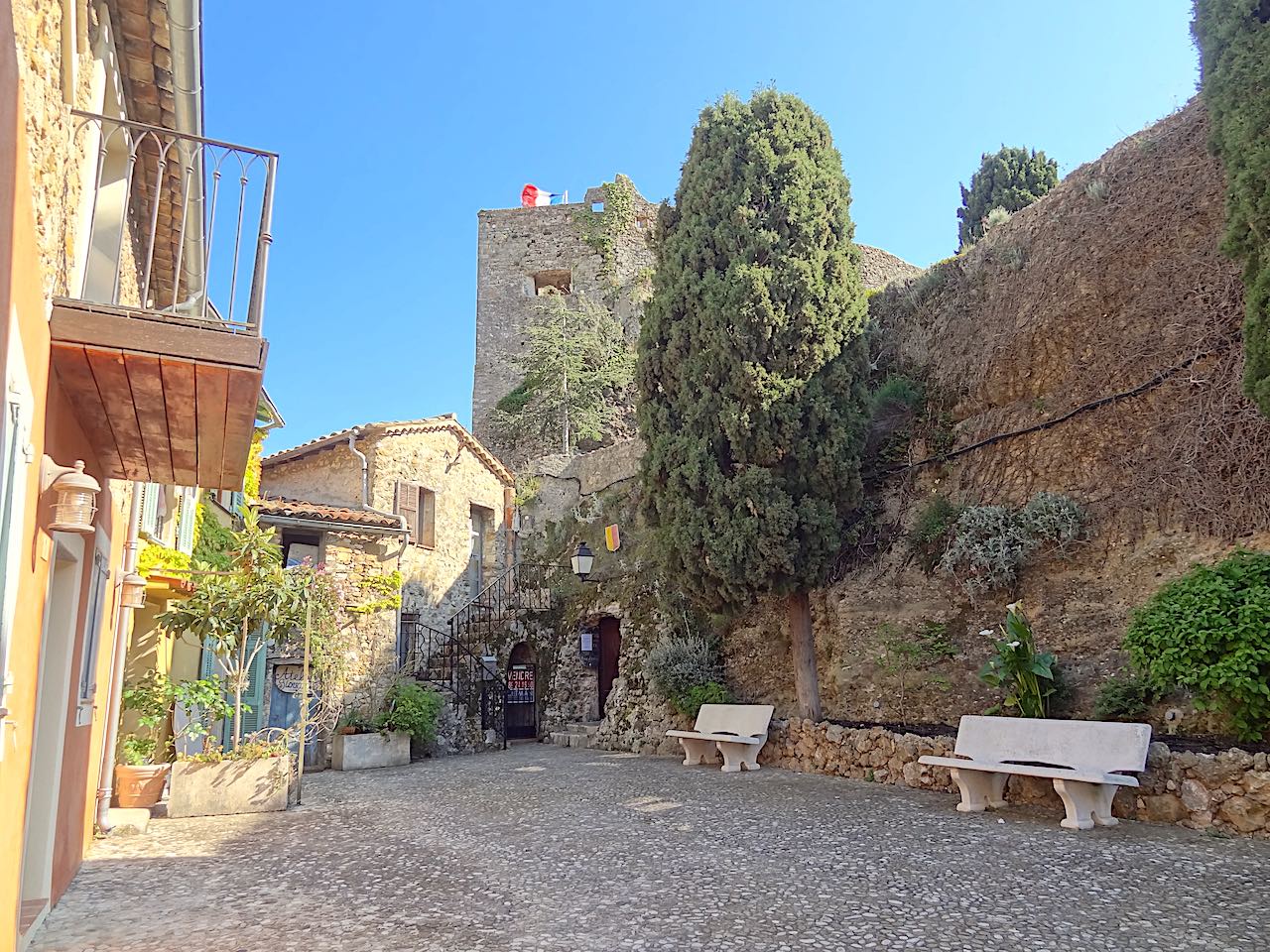 accès au donjon de Roquebrune