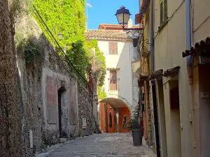 rue de la fontaine à Roquebrune village